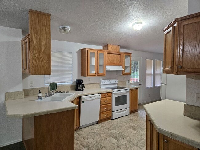 Building Photo - 4 Bedroom 2 Bath