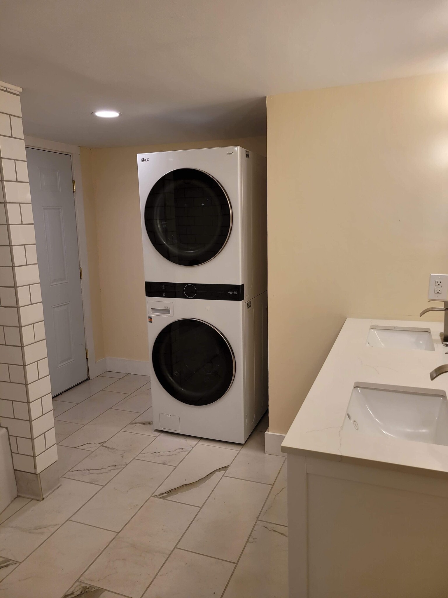 Building Photo - 155 E High St