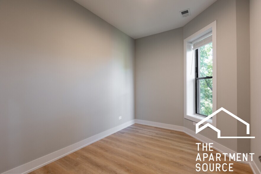 Building Photo - 454 W Belden Ave