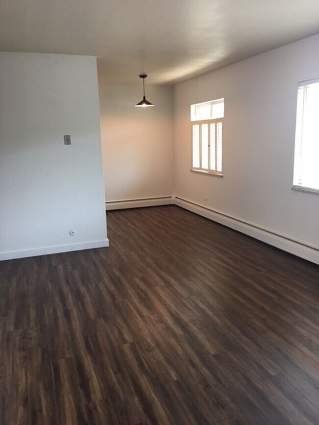 Building Photo - AMAZING LOCATION NEAR CAMPUS 2 Bed 1 Bath Condo-AVAILABLE NOW!