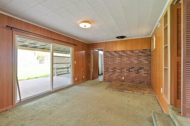 Building Photo - Quaint, inviting 4-bdrm/2-bath home in Cloverdale. Serene living, huge yard, covered patio