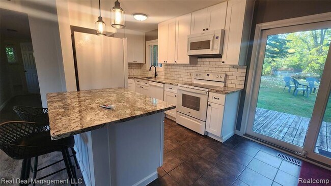 Building Photo - 6555 Manson Dr