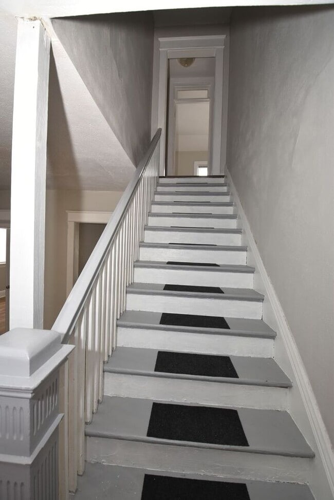 Building Photo - Near local Universities and Entertainment 4 bedroom 2 story Single Family Home