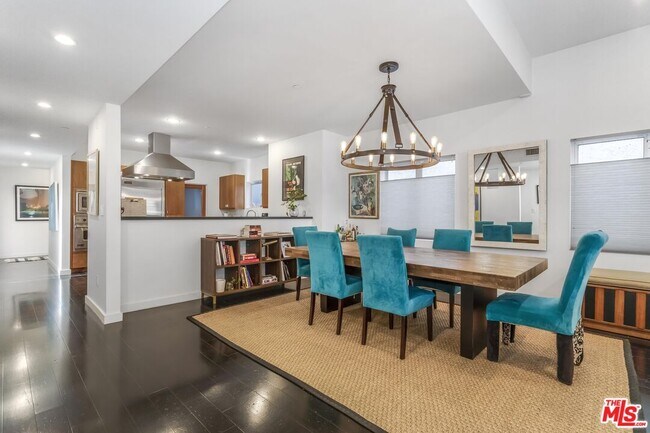 Building Photo - 900 N W Knoll Dr