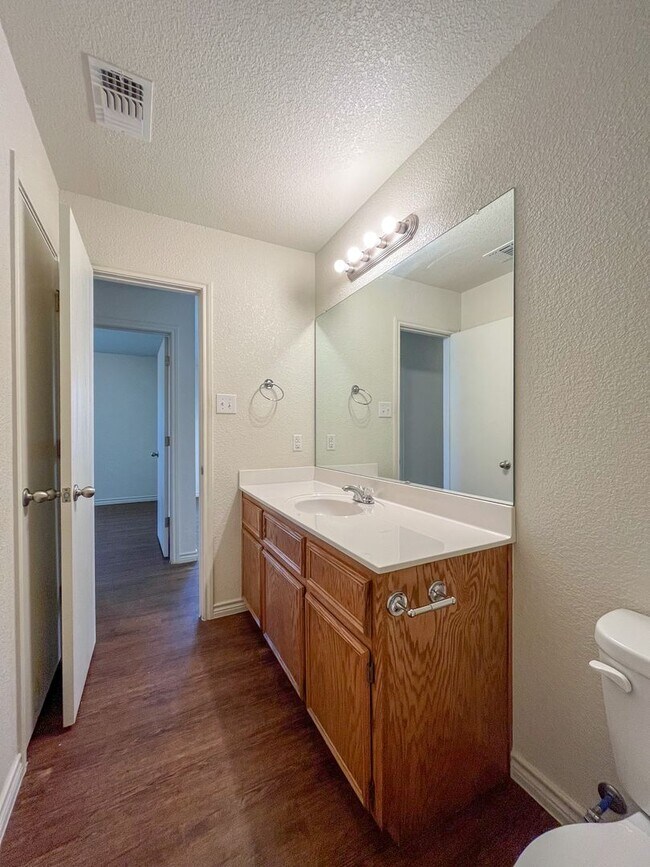 Building Photo - 1517 Justin Lp
