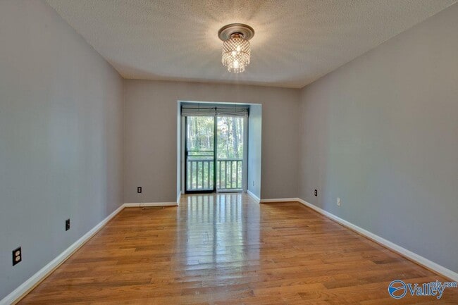 Building Photo - 3018 Live Oak Ln SW