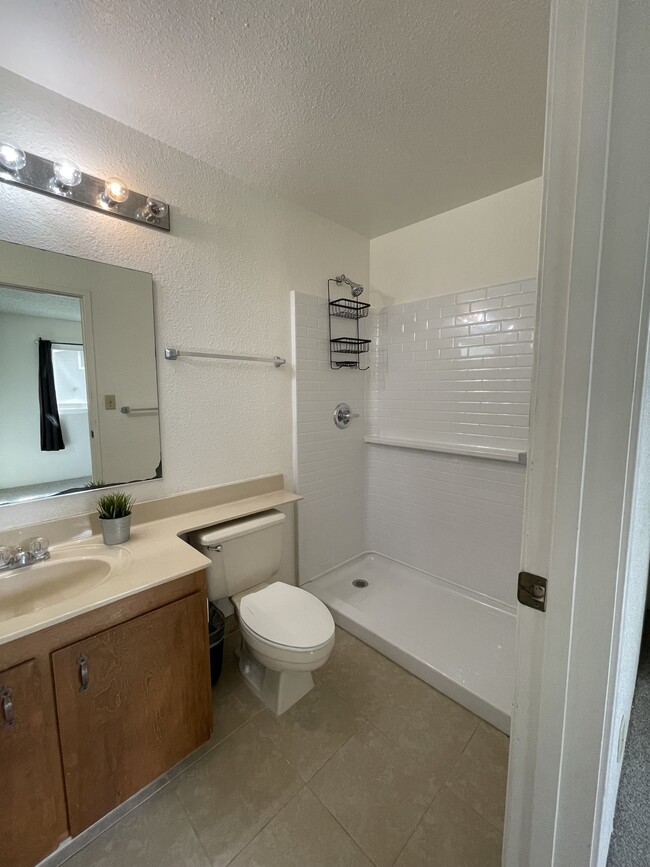 Building Photo - 1095 Maohu St