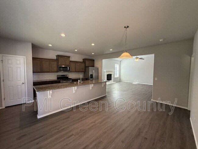 Building Photo - 7427 S Walnut Ave