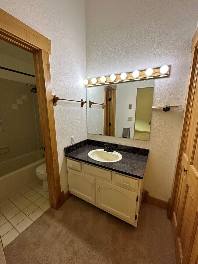 Building Photo - 3 Bedroom, 3.5 Bath Open Floor Plan Townhome