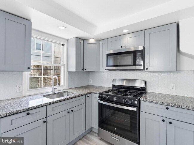 Building Photo - 1831 E Clementine St