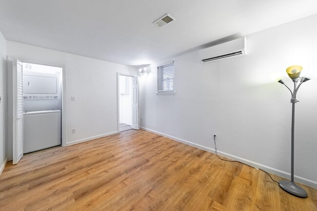 Building Photo - 236 Christopher Columbus Dr