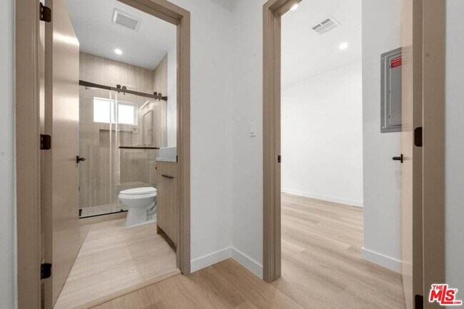 Building Photo - 2001 Vista Del Mar Ave