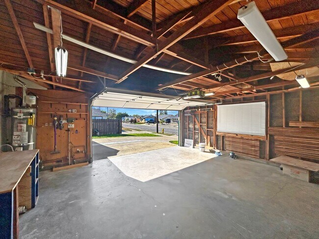 Building Photo - Stunning 3BD/1.5 BA W/ Attached Garage & P...
