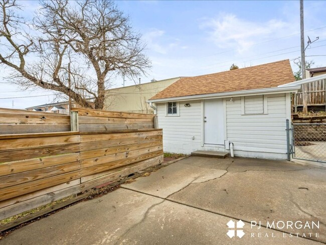 Building Photo - 3 bedroom 2 bath house in midtown! RENTAL ...