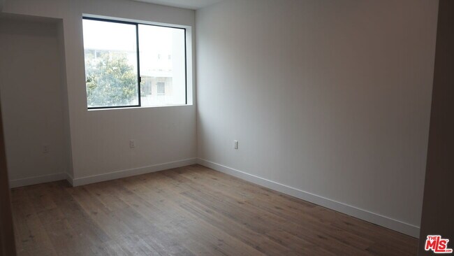 Building Photo - 10867 Fruitland Dr