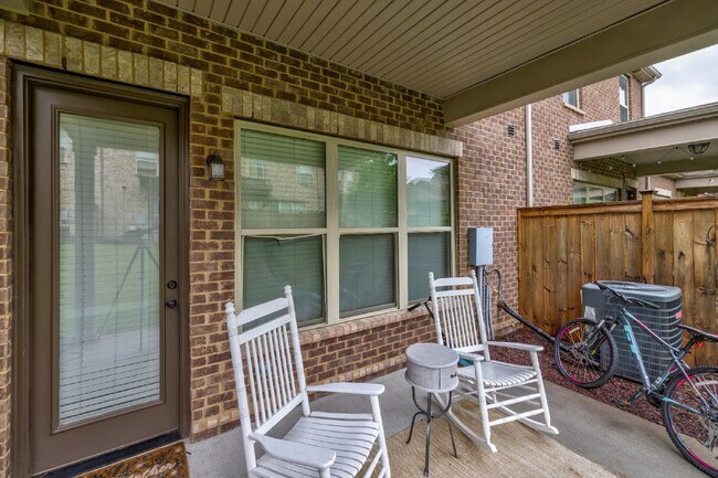 Building Photo - Hendersonville Townhome with Garage, Fireplace & Walk-In Closet
