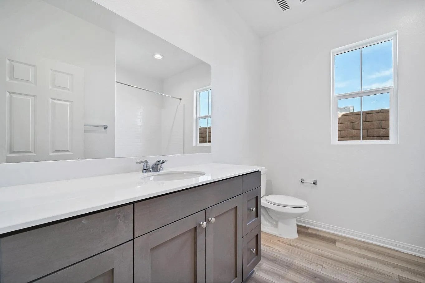 Building Photo - 3315 S Primrose Dr