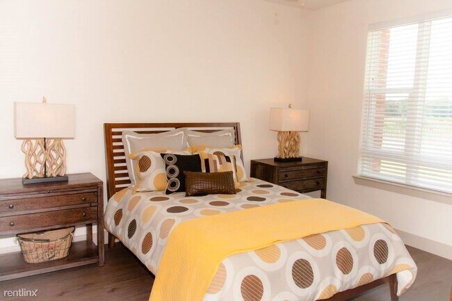 Building Photo - 1 br, 1 bath Condo - 500 East Highmeadow D...