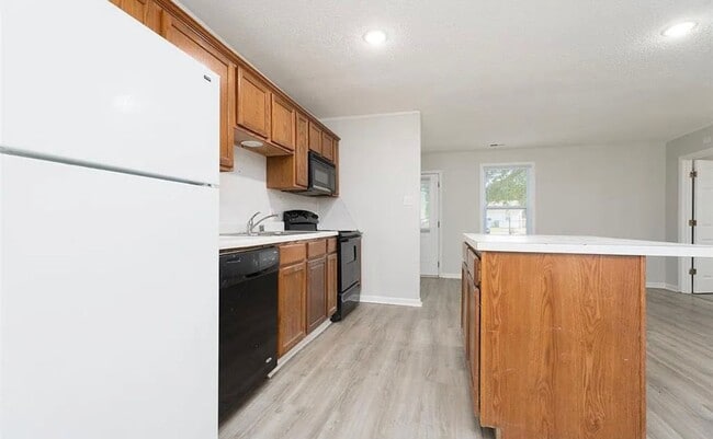 Building Photo - Charming 2-Bedroom Ranch Home with Large Backyard – Cozy & Remodeled!