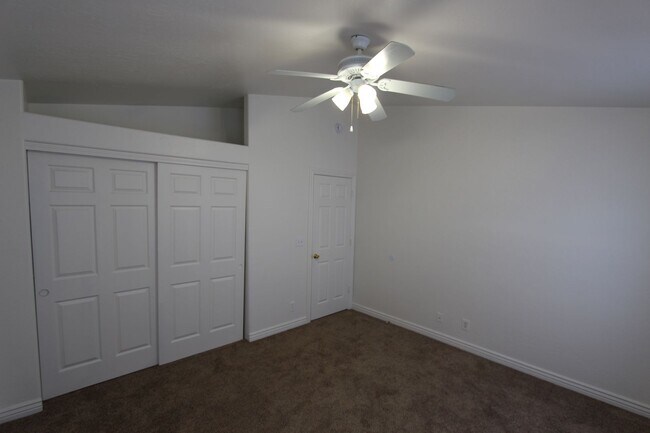 Building Photo - 1497 E Ivy Ln