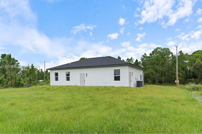 Building Photo - 710 Peacock Ave