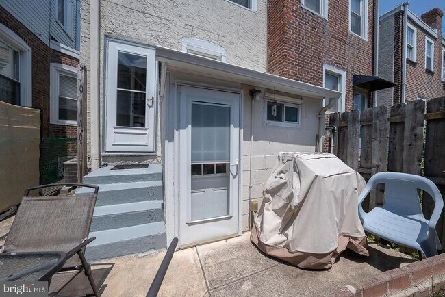 Building Photo - 758 W Railroad Ave