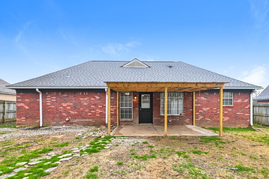 Building Photo - 180 Garden View Dr