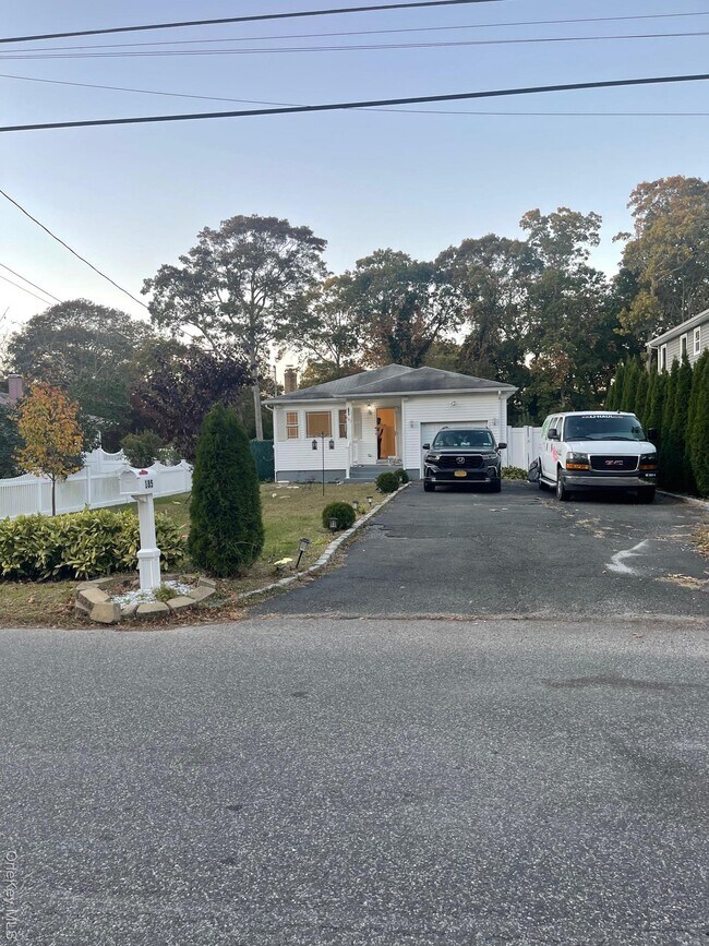 Building Photo - 185 E Parkview Dr