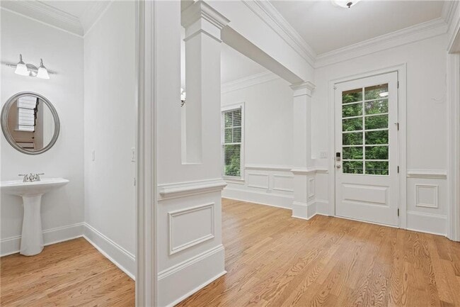 Building Photo - 232 Hunt St NE