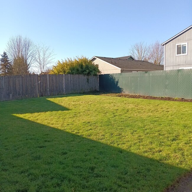 Building Photo - Relax and Enjoy Your Next Home in Monouth!