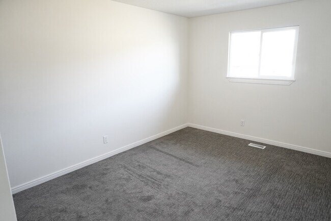 Building Photo - Layton 4-plex
