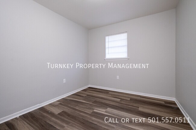 Building Photo - Renovated 3 bed 2 bath duplex! Half off 1s...