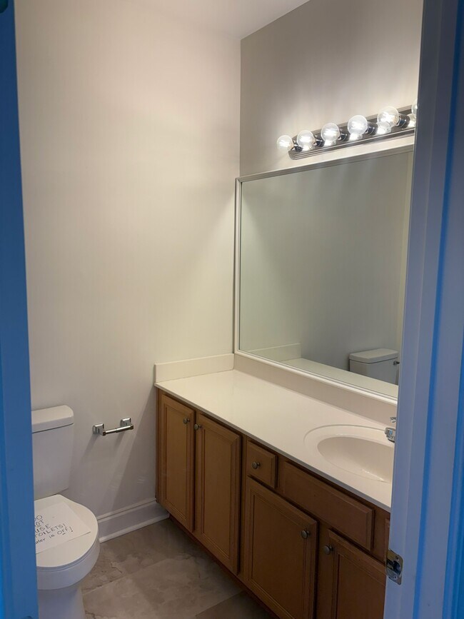 Building Photo - 2037 Silvercrest Dr
