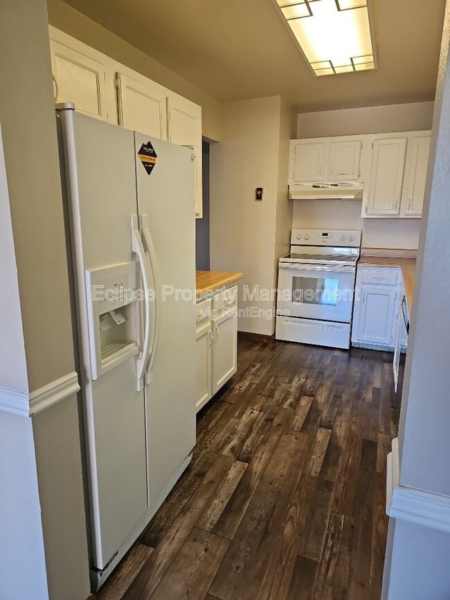 Building Photo - 9 River Dr