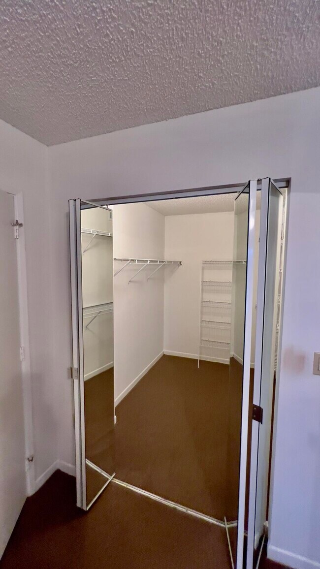 Building Photo - 6121 Pointe Regal Cir