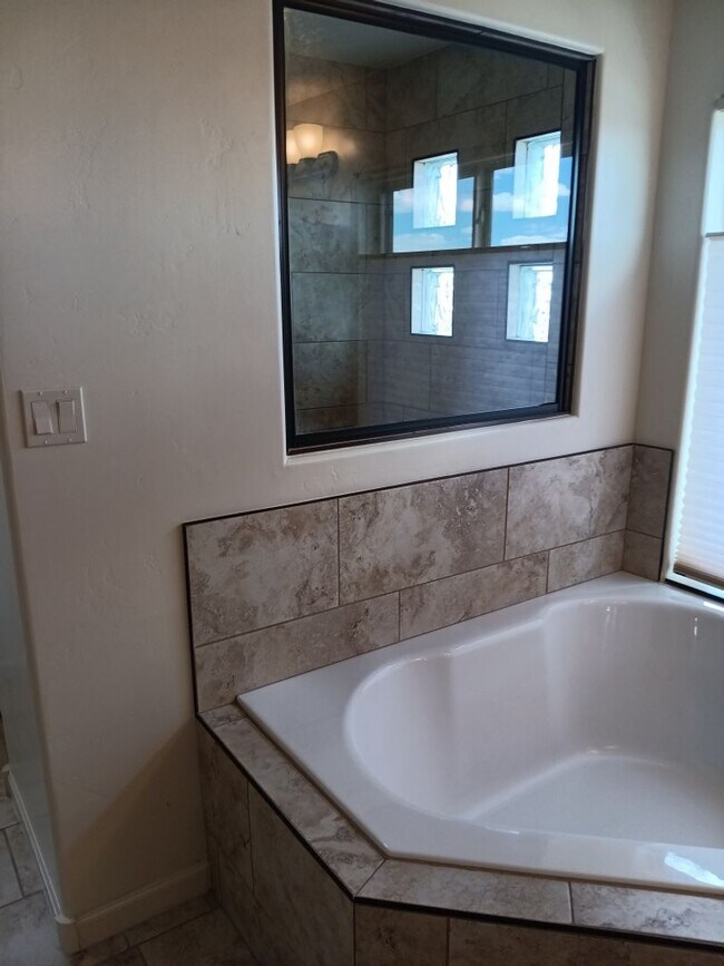 Building Photo - Stunning 4 bedroom, 3.5 bathroom home! Sho...