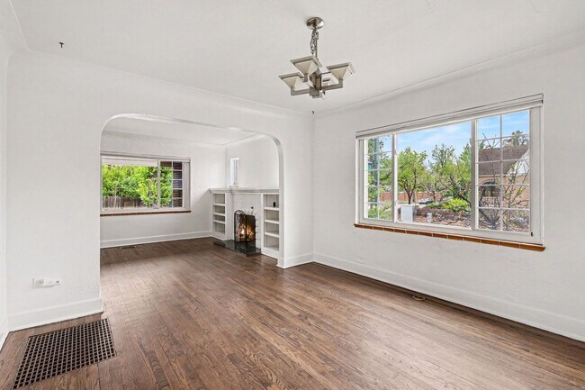 Building Photo - Available NOW! 3 Bedroom 2 Bath Beautiful Home in Denver!