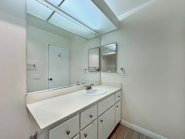 Building Photo - Beautiful 3B/2BA Home W/ 2 Car Garage, Was...