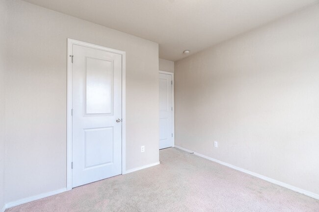 Building Photo - Secure Comfort: Beautiful 3 Bed, 2 Bath Ho...