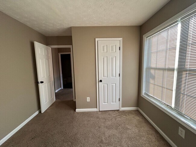 Building Photo - 1536 Ravens Run - Recently Renovated! Bran...