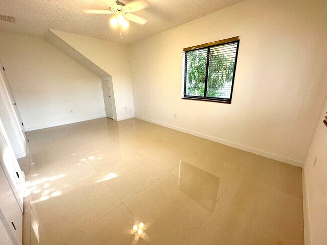 Building Photo - 1931 SW 17th Ct