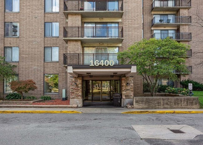 Primary Photo - 16400 N Park Dr