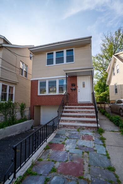 Building Photo - 83 Sheridan St