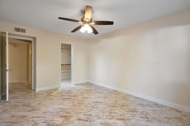 Building Photo - Camelback Corridor Condo now available!