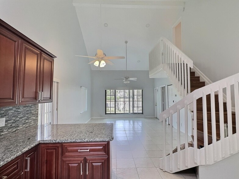 Building Photo - 2652 Riverside Dr