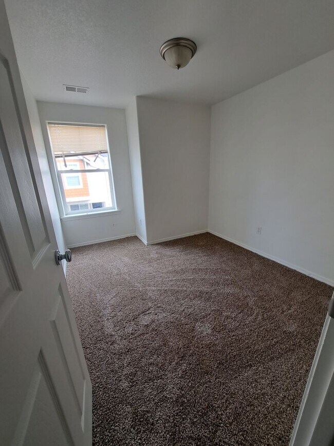 Building Photo - Fresh 3 bedroom - New Carpet new paint in Quatama area