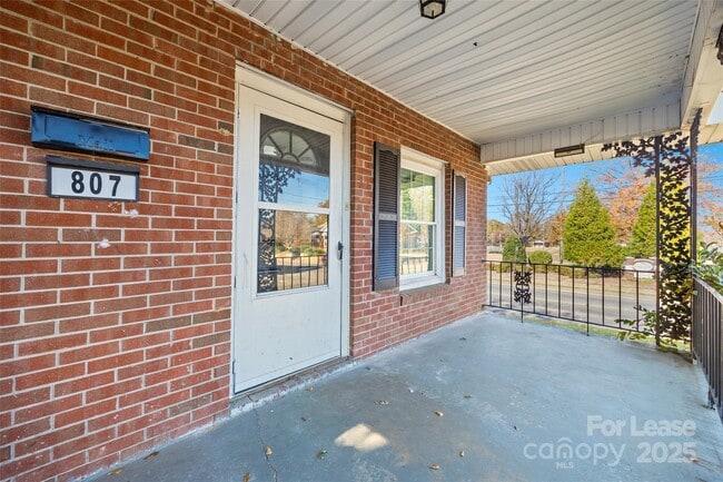 Building Photo - 807 N Morris St