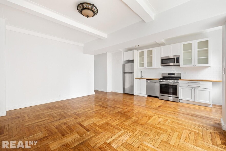 Building Photo - 433 W 34th St.