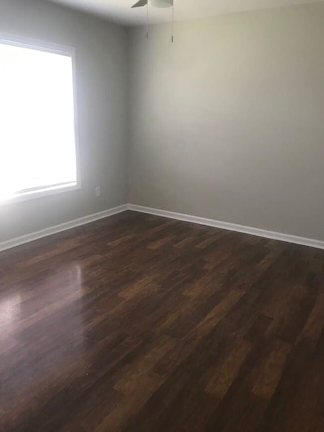 Building Photo - 3 Bedroom End Unit Townhome!