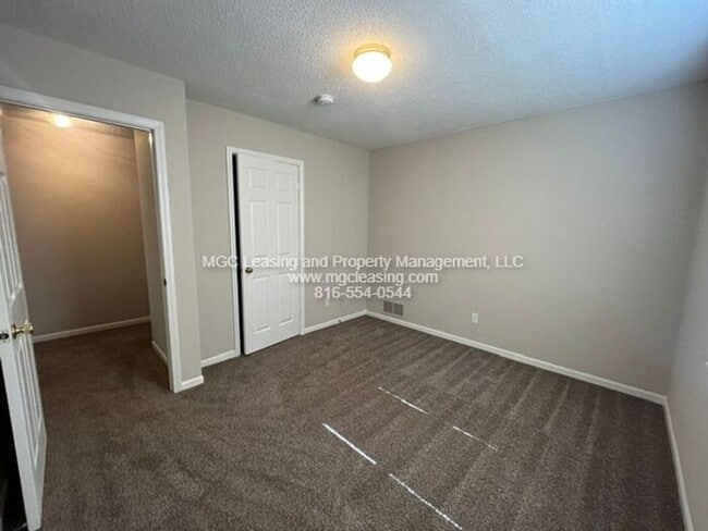 Building Photo - Spacious townhouse available for your July move-in!